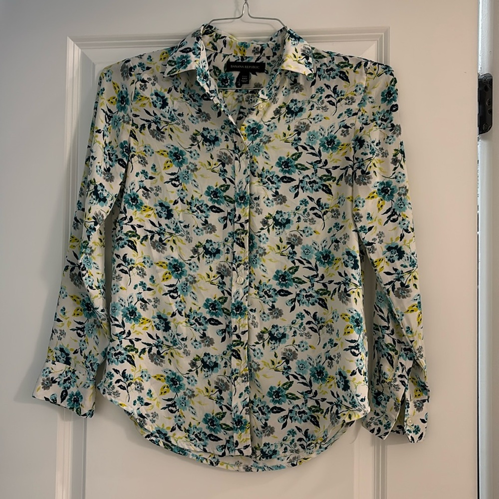 Banana Republic button down floral print blouse